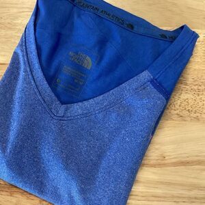 Ladies The North‎ Face Mountain Athletics v-neck Performance Tee - blue - medium
